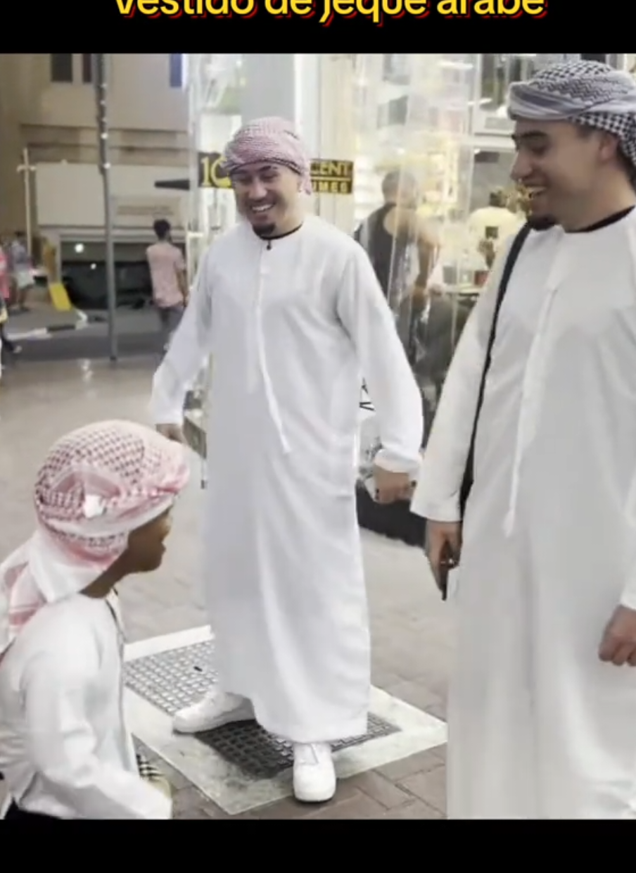 manolito se siente poderoso vestido de jeque árabe #zonagemelos #manolito #jeque #arabe #dubai #carlos #dani 