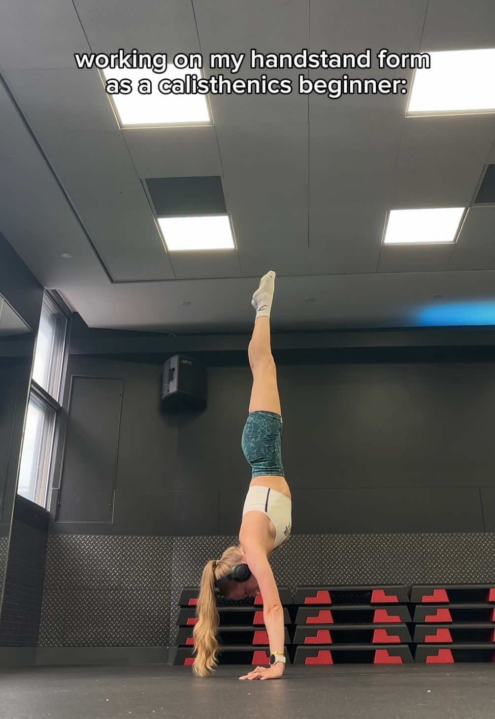 Baby steps!🤸🏼‍♀️ finally starting to engage my core more…now i need to sort out my shoulders🤣  Please leave any tips below!  #calisthenics #calisthenicsbeginner #calisthenicsjourney #handstand 