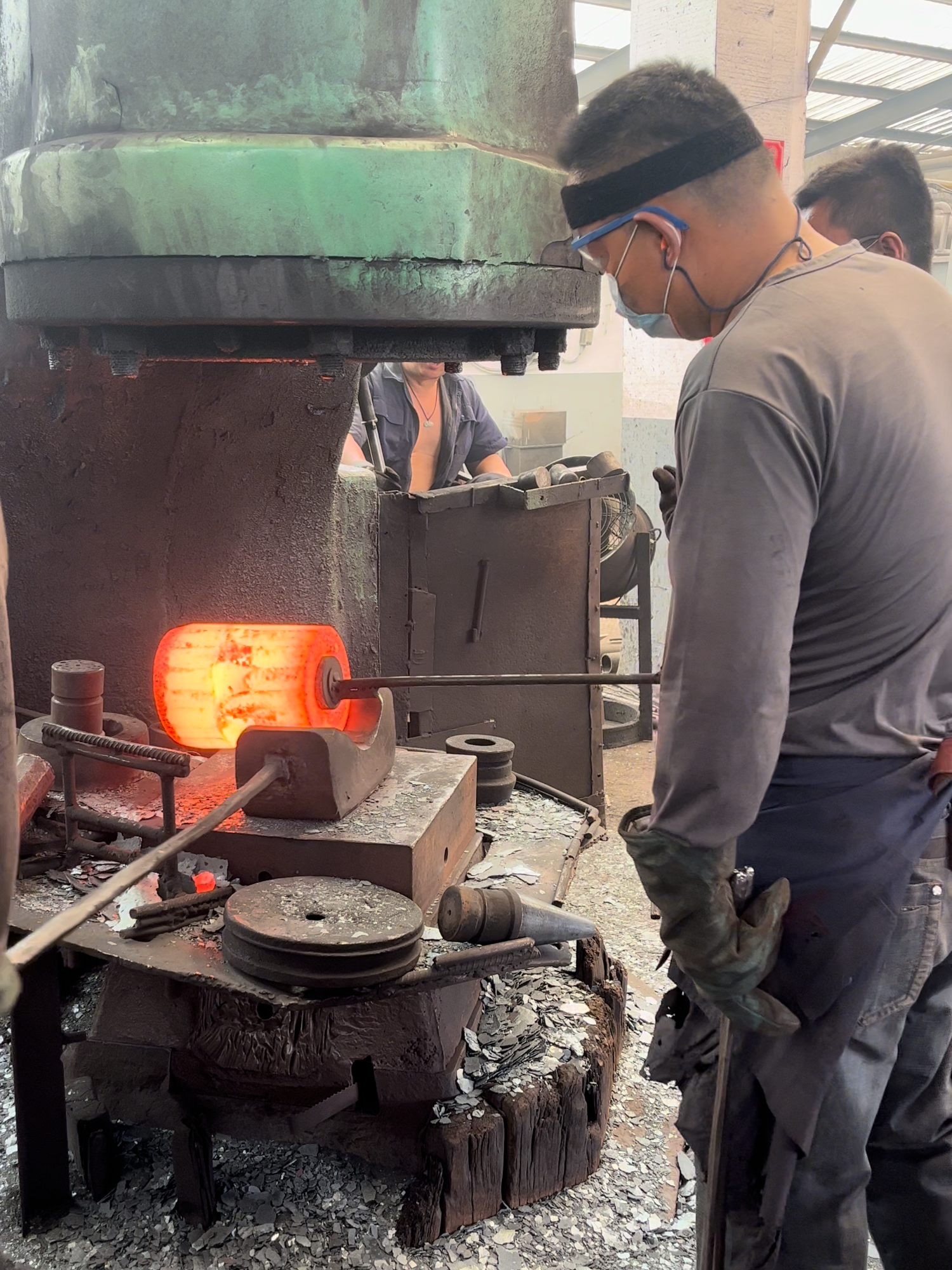 Inside the factory We Tried Working in a Blacksmith Shop at 45°C #factory #worker #process #manufacturing #blacksmith #forging