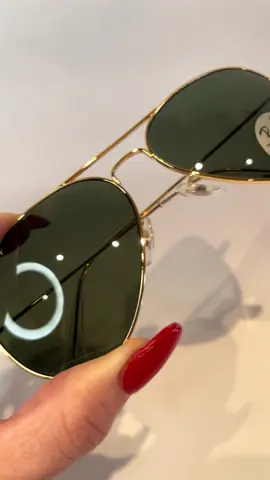 Ray-Ban Aviator Polarizado RB3025 El Ray-Ban Aviator es el modelo más icónico de la marca, diseñado originalmente para pilotos y adoptado por generaciones como símbolo de estilo y elegancia. Esta versión cuenta con lentes polarizados que reducen el deslumbramiento y mejoran la claridad visual, ideales para conducir o actividades al aire libre. Su estructura metálica es liviana y resistente, con terminales cómodos y ajuste preciso. Ofrece protección 100% contra los rayos UVA y UVB. Un anteojo unisex de alta calidad que combina funcionalidad, confort y un diseño atemporal.