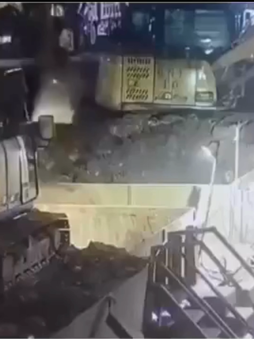 This is WHY Proper Safety Communication Is Critical – Pedestrian Struck by Excavator on Jobsite🤯 @safetyfails1 - Let’s Increase Workplace Safety #accidents #construction #construção #safetyfirst #maintenace #oilchange #laddersafety #safety #risk #risky #training #fails #crane #cpr #cranefails #welding #oil #warehouse #accident #slip #excavator