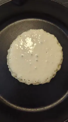 Day 62 flipping pancakes 🥞  9/10 this one with chocolate chips would've been 🔥 #breakfast #pancakes 