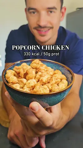 🍗 Popcorn Chicken croustillant ! 50 g de protéines ! 🔥 Macronutriments (pour 1 portion) 332 Calories | 50 g Protéines | 16 g Glucides | 8 g Lipides Ingrédients (pour 1 portion) - 200 g blanc de poulet - ½ œuf - 1 càs sauce soja - 10 g maïzena - 5 g ail en poudre - 1 pincée de poivre Recette 1. Couper le blanc de poulet en lanières, puis en petits cubes. 2. Mélanger dans un bol : poulet + œuf + sauce soja + ail + poivre. 3. Dans un second bol, mettre la maïzena. Ajouter le poulet mariné et secouer pour bien enrober chaque morceau. 4. Disposer sur la grille de l’airfryer turbo tower pro @cosori.fr et pulvériser un peu d’huile. 5. Cuire 10 à 12 min à 200 °C jusqu’à ce que le tout soit bien doré 🔥 Bon app' mon petit Jo' ! #cosori #popcornchicken #airfryerrecipe #healthyfood #lowcalorie #highprotein #mealprep #fitnessmeals #snackfit #joladiete Collaboration commerciale rémunérée avec @cosori.fr