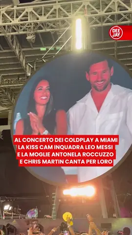 La kiss cam dei Coldplay, dopo aver causato il polverone Astronomer, è tornata a in azione durante il concerto di Miami, scovando tra il pubblico il fuoriclasse del calcio mondiale Leo Messi con la moglie Antonella Rocuzzo. Video X/DiceElDani #news #musica #sport #coldplay #viral #kisscam #leomessi #calcio #radiodeejay