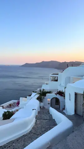 Sunset walks in Oia, Santorini ✨🇬🇷 #greece #viral #foryou #foryoupage #europe #santorini #sunset #greek