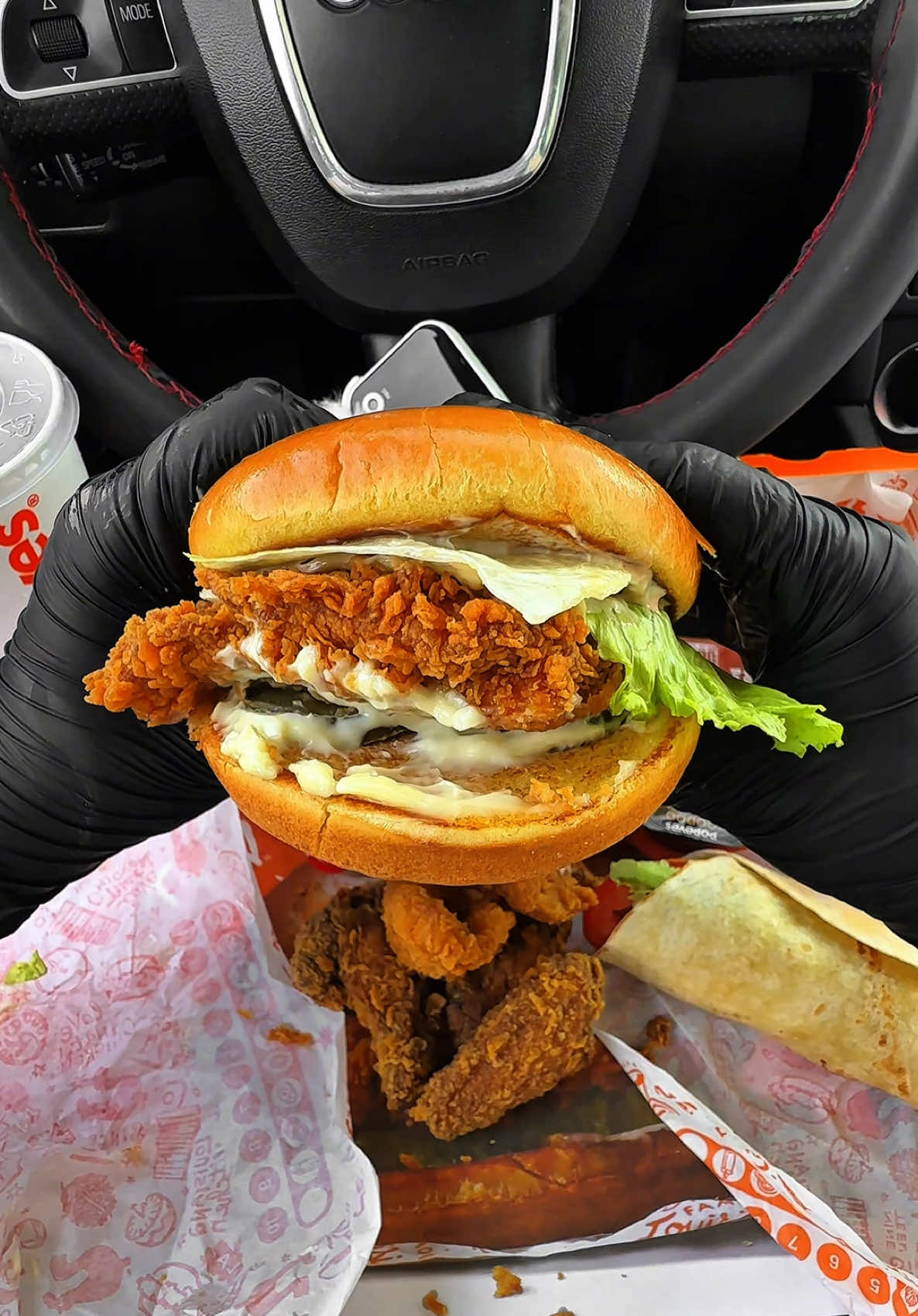 A i keni provu super-ushqimet ne @Popeyes Kosova 😋🧡 #foodasmr #popeyes #mukbangasmr #asmrsounds #fyp #prishtina #asmrfood 