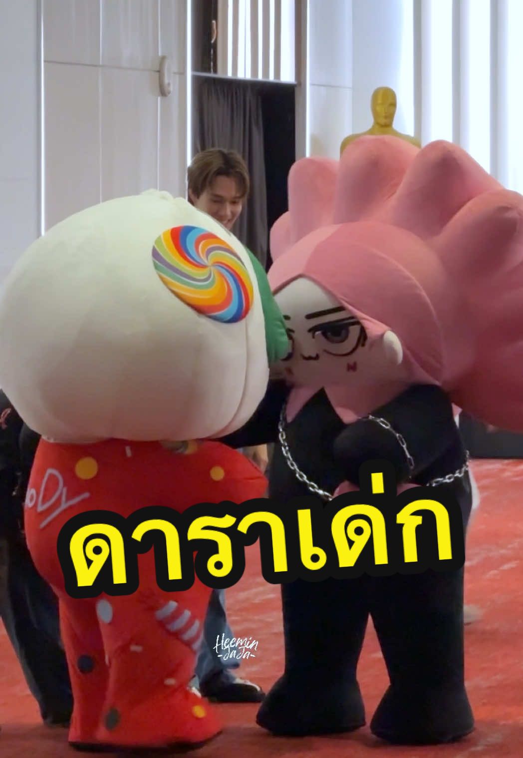 วัน ๆ พันกว่าเรื่องของดาราเด่ก 555555555555555555 พ่อพ่อคือยืนมองอมยิ้ม เอ็นดูอ่ะ ปกติเห็นแค่เจ้สู้กับหมาย ตอนนี้เจ้มีคู่ปรับใหม่ละ #SFxNaniPremNeonaPaody  #NEONA #PAODY #hirunkit_ #prem_space 