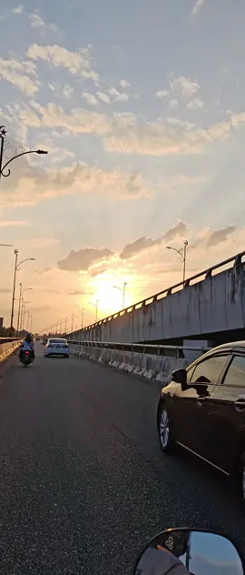 View sunset 🌅 layan lagu 🥰#sunset #sunsetlover #viewsenja #kotabharu #fyp #fypシ゚ 