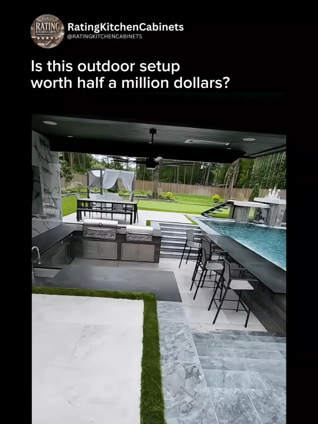 Yes, that’s a kitchen… with a pool view like this. @ultracustombuilds @ratingkitchencabinets #outdoorkitchen #luxuryliving #poolsidevibes #dreamhomeusa #backyardgoals #usarealestate #kitchenwithaview #modernoutdoors #highendhomes  