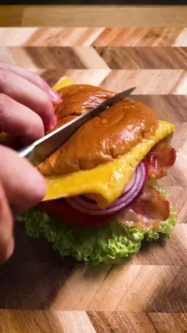 🍔🌄 Frühstücksburger mit Bacon und Omelett Zutaten (für zwei Portionen): - 2 Eier - 1 Brioche-Burger-Bun - Bacon - Salatblatt - Tomate - 1 Scheibe Butterkäse - Zwiebel Zubereitung: 1. Eier verquirlen und in eine heiße Pfanne geben 2. In das noch flüssige Ei die Brioche-Buns mit der Schnittseite nach unten legen 3. Sobald das Ei fest ist, das Omelette wenden 4. Bacon, Käse, Salat, Tomaten und Zwiebeln auf das Bun legen 5. Zusammenklappen
