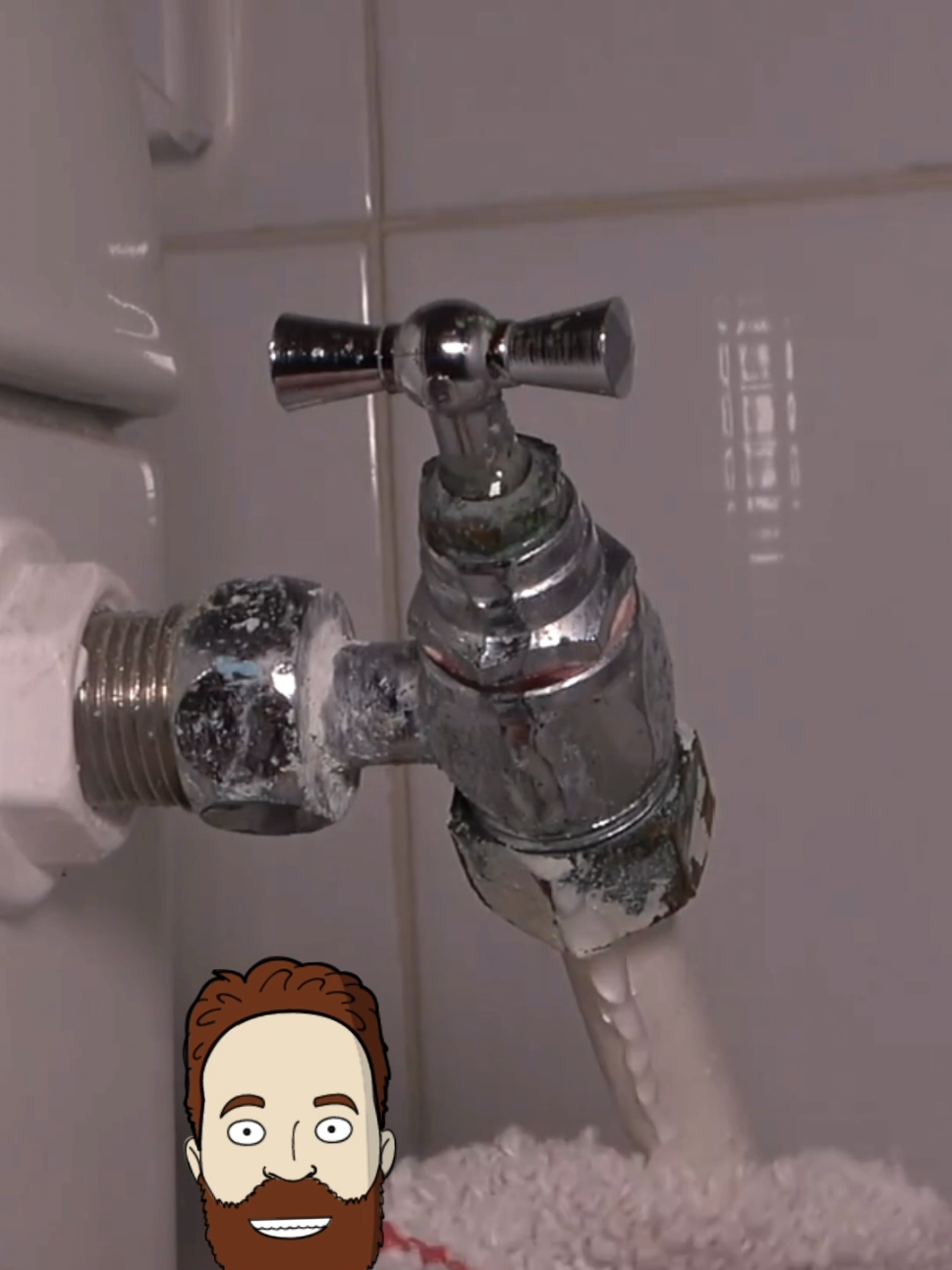 Ton robinet de WC fuit ? Je te montre comment le remplacer étape par étape, sans te faire racketter par un plombier ! 💬 T’as trouvé ça utile ? Lâche un like, dis-moi en commentaire si t’aurais tenté l’opération toi-même, et abonne-toi pour devenir le roi du bricolage 🧰 #bricolage #astucebricolage #plomberie  #réparationmaison #tutobricolage #fuite #wc #robinet #robinetequerre #EnergiKuatTiapLangkah 