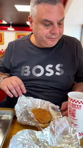 In Paris, Five guys not as disappointing as Dubai, hiwever still not worth it and 25 Euros, my god not even worth thinking about it 😂😂😂 #paris #france #fiveguys #valeur #nulle 