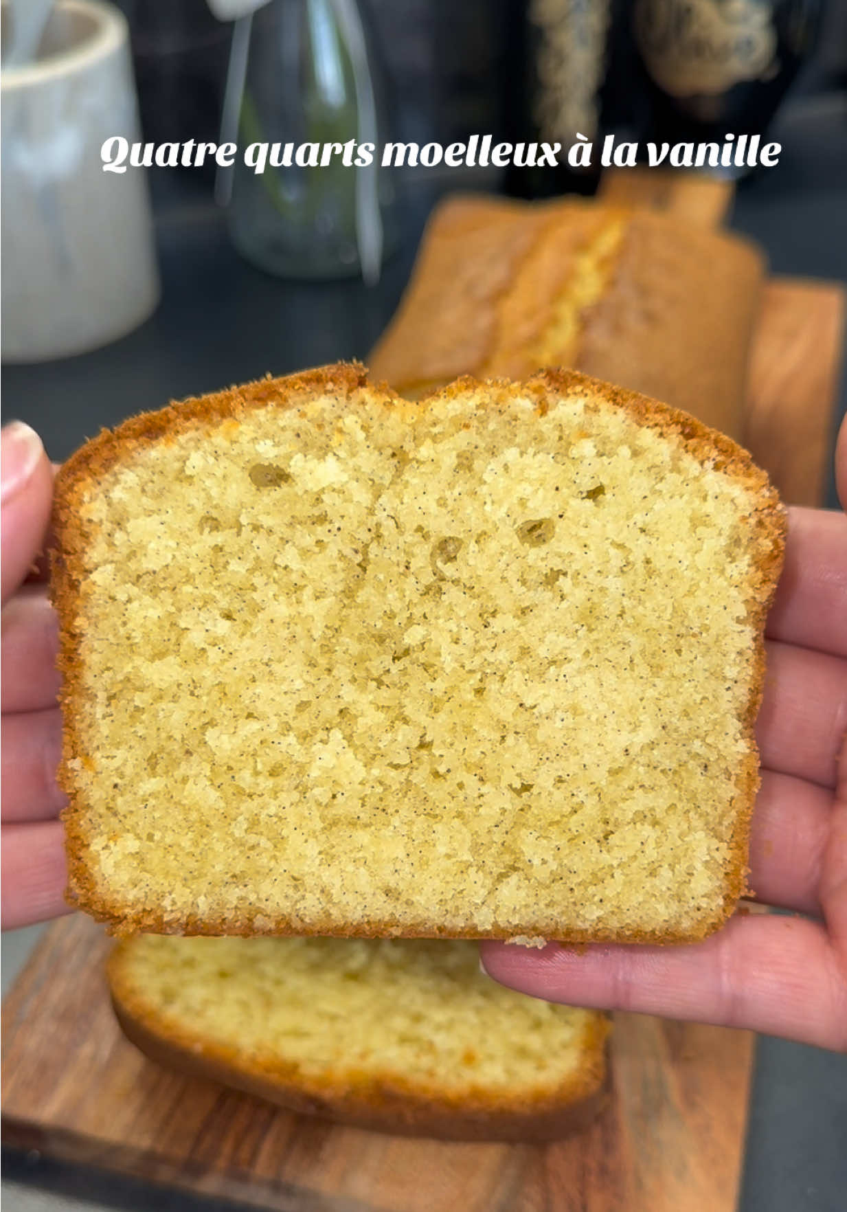 Quatre quarts à la vanille  Ingrédients : - 4 gros œufs ou 5 petits œufs (il faut les peser sans la coquille) - Le même poids que les œufs en : - Farine  - Beurre  - Sucre (personnellement j’ai mis 50g de sucre en moins car 240g de sucre c’est beaucoup trop) - Un sachet de levure chimique  - Une pincée de fleur de sel  - 2 gousses de vanille (vous pouvez en mettre qu’une) #Recette #Quatrequarts #Pourtoi