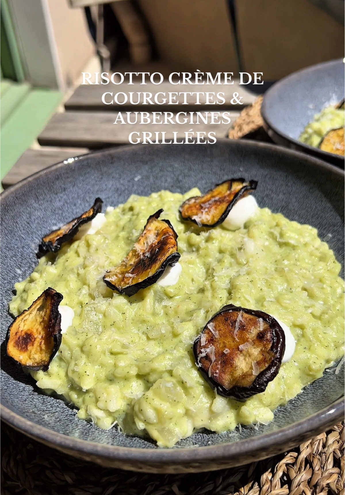 Recette détaillée ↓ ↓ ↓ ↓ RISOTTO CRÈME DE COURGETTES & AUBERGINES GRILLÉES 🍆🌿 Ingrédients : • 2 petites courgettes • 1 aubergine • 200g de ricotta • 10 feuilles de basilic • 1 oignon • 1 cube de bouillon de volaille • 1L d’eau • 220g de riz • 15g de beurre • Parmesan Étapes : – Couper les courgettes et les faire revenir à la poêle – Préchauffer le four à 180°C – Couper l’aubergine en rondelles, les disposer sur une plaque et enfourner pendant environ 35min 🍆 – Mixer les courgettes cuites avec la ricotta et le basilic – Faire bouillir 1L d’eau avec le cube de bouillon – Émincer l’oignon et le faire légèrement revenir – Ajouter le riz et mélanger jusqu’à ce qu’il soit nacré – Ajouter 2 louches de bouillon, remuer jusqu’à absorption, et répéter l’opération jusqu’à épuisement du bouillon 🍚 – Ajouter le parmesan puis la crème de courgettes – Dresser avec un peu de ricotta et les aubergines grillées 🧀 Régalez-vous 😋 #risotto #aubergines #poutivacook #courgettes