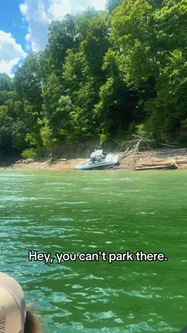 #lakecumberland #heyyoucantparkthere #youcantparkthere #lakelife #boatwreck #conleybottom #opps #funny #funnyvideos #nothingbeatsajet2holiday 