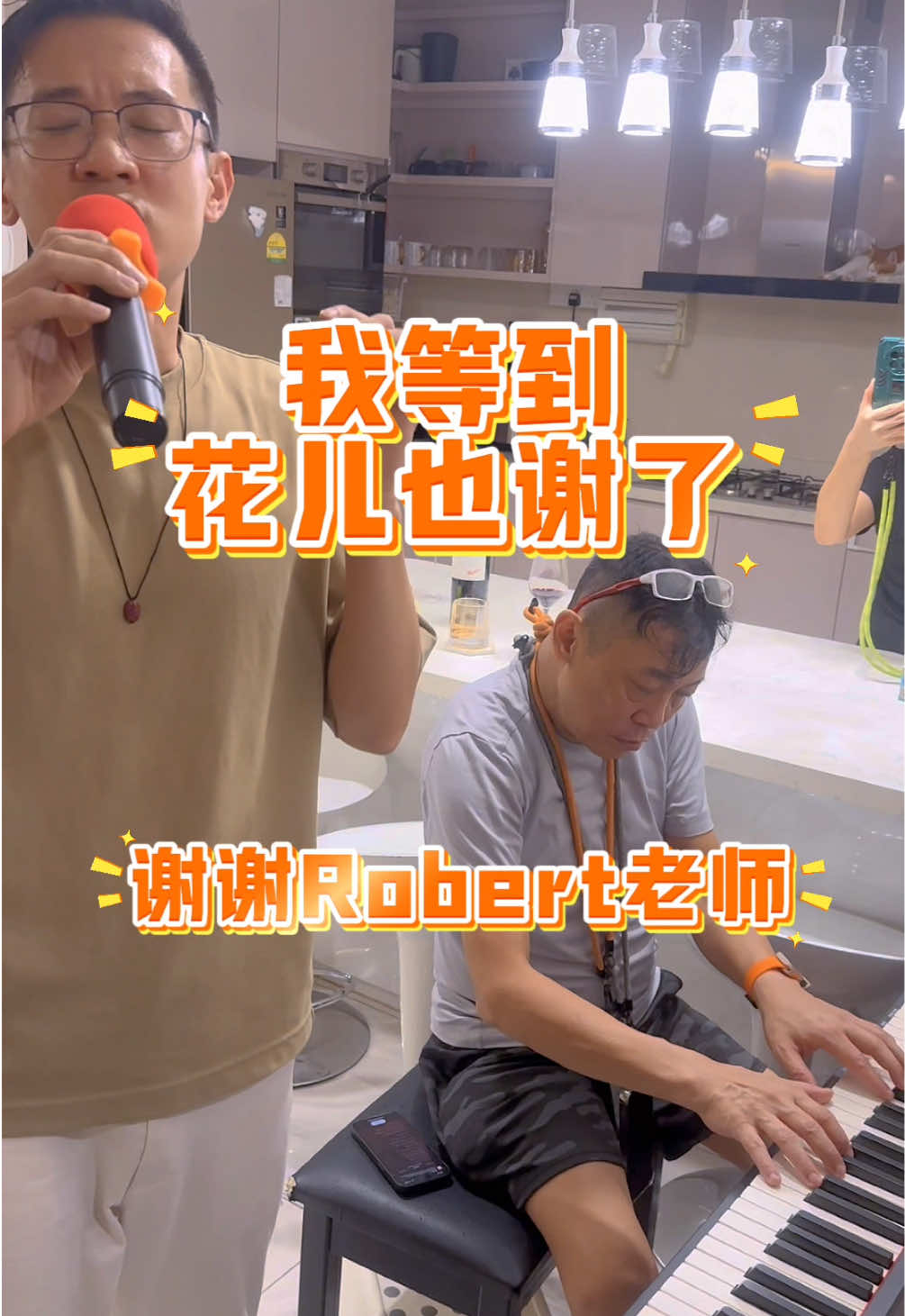 刚才送货偶遇Robert老师，他以前是张学友演唱会音乐总监👍想不到我也有机会跟Robert老师合作😂今晚睡不着了😂😂😂#kingofktv #新加坡张学友 #Jazpiper #jazpipermax @RWSlaoshi @Sophia Lin 