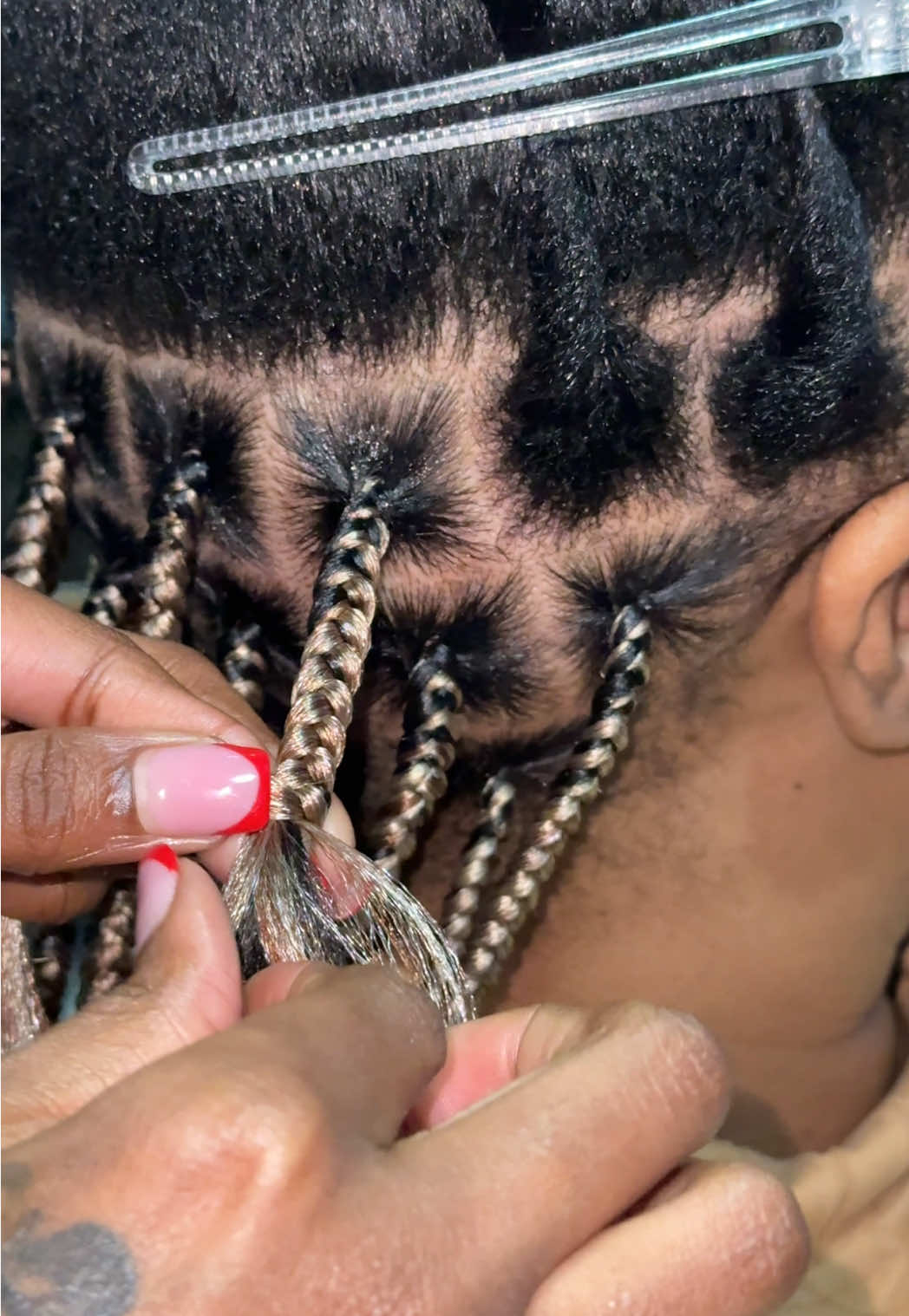 #braidsqueen #knotlessbraidstutorial #braidstutorial #protectivehairstyles #foryoupageofficial #fyp #viraltiktok 