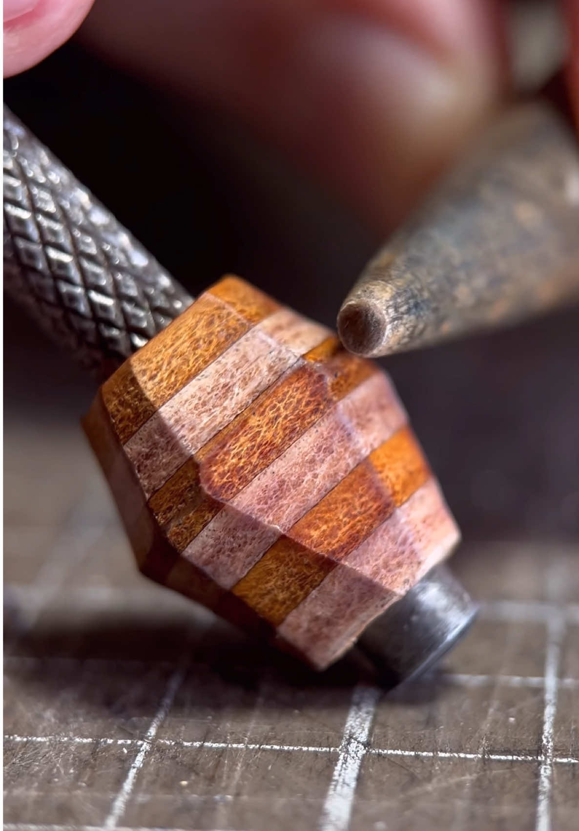#leathercraft #leatherproduct #leatherwallet #tools #asmr #cardholder #classicalmusic 