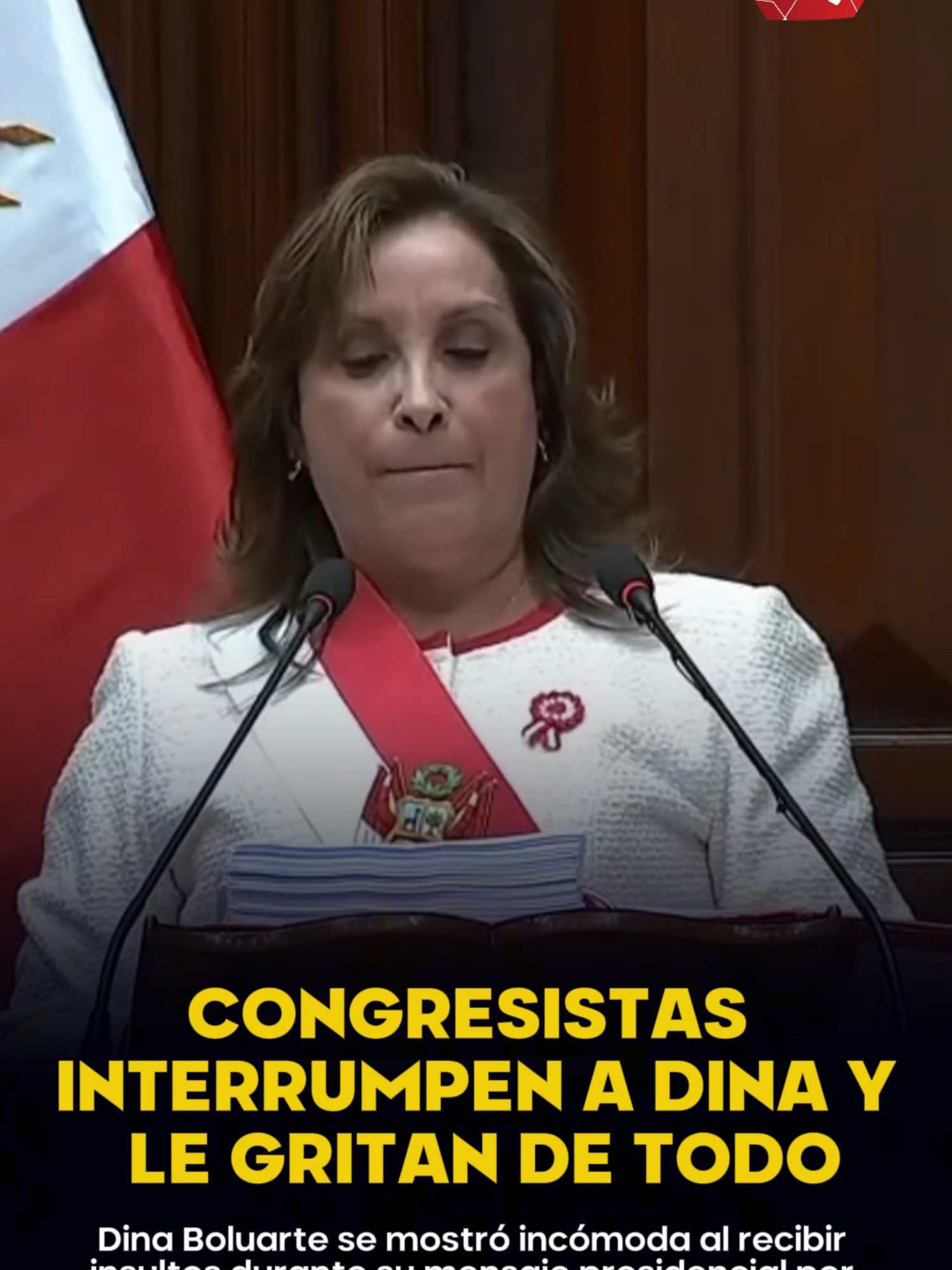 INCIDENTES EN #MensajePresidencial  | Congresistas interrumpieron el mensaje presidencial lanzando duros calificativos contra Dina Boluarte. La parlamentaria Ruth Luque se retiró del Hemiciclo. Jaime Quito levantó un cartel que decía: 