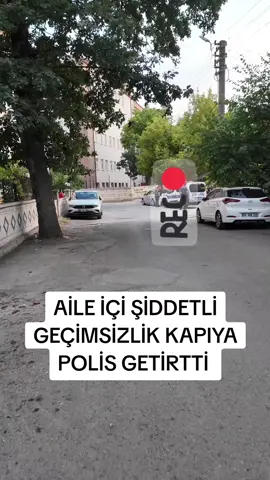Aksaray Merkez Taşpazar Mahallesi'nde karı koca arasında bir süredir devam eden şiddetli geçimsizlik en sonunda kapıya polis getirtti. Komşuların söylediğine göre çift ara ara şiddetli şekilde kavga ediyor. Kadının sinir krizi geçirdiği kavgalara evdeki küçük çocukta şahit oluyor. #aksaray68 #anlıkhaber #güncel 