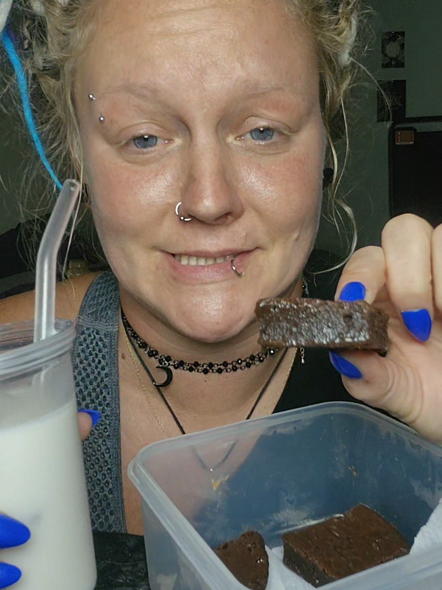 Eat brownies with me 🍫  I can't stop eating 🐷 #fyp #brownies #mukbang #asmr #asmrsounds #Foodie #eatwithme 