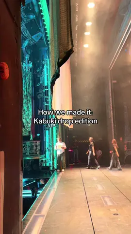 You see a dramatic curtain drop, but what you don’t see is our backstage crew preparing the kabuki drop with pure precision, timing and craft! ❣️✨ #moulinrougemusical #behindthescenes #gettechnical #westend #technicaltheatre 