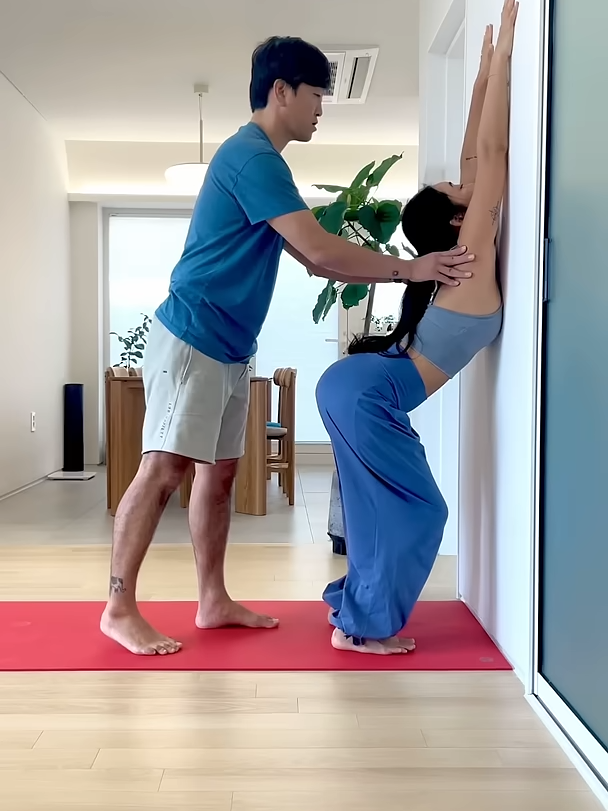[동구가 알려주는 요가] #굽은등 #어깨를 펴주는 #요가 동작 #yoga