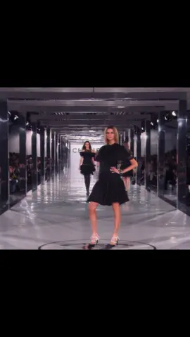 Carmen closing Chanel 2005 #carmenkass #chanel #karllagerfeld #SuperModel #fypシ゚ 