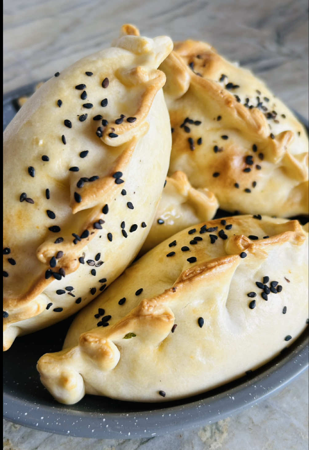 Tapas para empanadas 🥟 Te salen 15 😉⬇️ -400 grs de harina 0000. -50 grs de grasa.  -1⁄2 cucharada de sal. -200 ml de agua tibia Podés hacerlas fritas o al horno. ✔️ #empanadas #masadeempanadas #recetas #dedicar #masa #recetasfaciles 