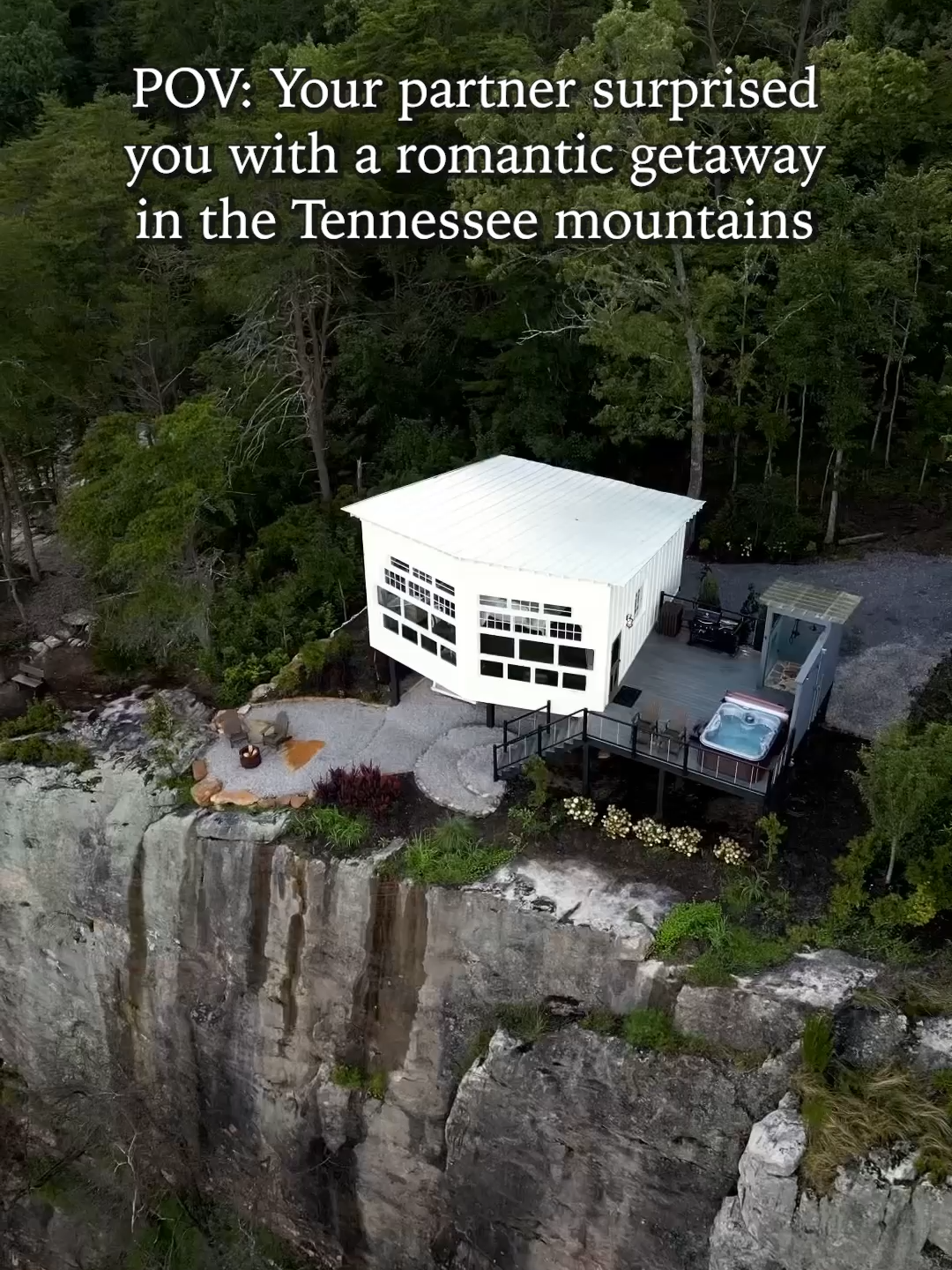 Share this with your partner if they need a little inspiration! 😉 📌 Book your ultimate escape through the link in our bio! #romanticgetaway #couplesgetaway #weekendgetaway #treehouse #cabin #glamping #naturegetaway #mountainvacation #natureretreats #wellnessretreat #tennessee #boltfarm #boltfarmtreehouse