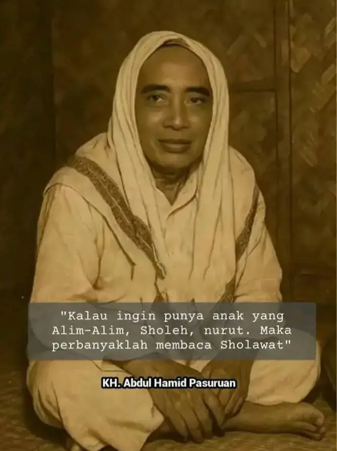 DITULISNYA DALAILUL KHAIRAT ______________ Syaikh Yusuf an-Nabhani, Syaikh Ahmad as-Shawi dan ulama-ulama lain menjelaskan, bahwa sebab-sebab dikarangnya kitab Dalailul Khairat adalah sebagai berikut: حضرت وقت الصلاة وقام محمد الجزولي ليتوضأ فلم يجد ما يخرج به الماء من البئر، فبينما هو كذلك إذ نظرت اليه صبية من مكان عال، فقلت له: من أنت؟ فاخبرها. فقالت له: أنت الرجل الذي يثنى عليك بالخير وتتحير فيما تخرج به الماء من البئر!! ثم بصقت في البئر ففاض ماؤها على وجه الأرض. فقال الشيخ بعد أن فرغ من وضوئه: أقسمت عليك بم نلت هذه المرتبة؟ فقالت: بكثرة الصلاة على من كان إذا مشى في البر الأقفر تعلقت الوحوش بأذياله. فحلف يميناً أن يؤلف كتابا في الصلاة على النبي صلى الله علية وسلم Ketika sudah masuk waktu shalat, Imam al-Jazuli hendak mengambil wudhu' tapi tidak menemukan timba untuk mengambil air dari sumur. Dalam keadaan bingung, lalu ada seorang anak kecil perempuan memperhatikan beliau dari tempat tinggi. Kemudian perempuan kecil itu bertanya, 