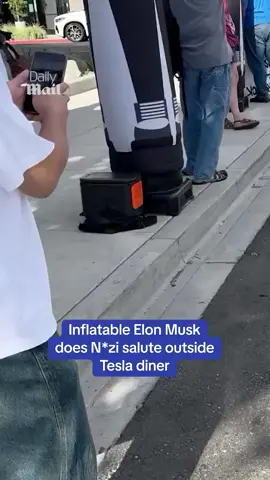 Protestors set up outside Elon Musk's Tesla Diner in Los Angeles That included inflatables of the tech mogul performing a hand motion reminiscent of the gesture he was widely criticized for making at Donald Trump's inauguration. 🎥 Jonathan Green #news #tech #elonmusk #tesla 