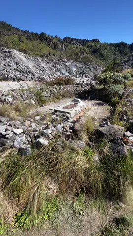 makam tertinggi di pulau jawa 3324 mdpl gunung sumbing#fyp #makamwali #gunungsumbing #pendakigunung #ziarah 