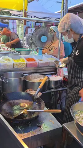 ผัดไทยกุ้งสด ผัดคนเดียว ทำไว ขายโคตรดี‼️ที่ตลาดไนท์บาร์ซ่า #สุรินทร์ ทุกวัน 17.00น.เป็นต้นไป #Streetfood  #โมมากิน #ผัดไทย 