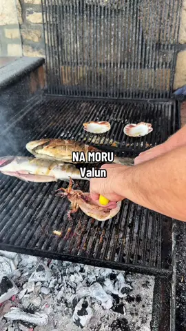 Restoran Na moru, Valun Mesto koje ne može imati adekvatniji naziv od, jednostavno, “Na moru”. Upada u kategoriju bisera po mnogo osnova, od lokacije, priče iza (porodično mesto već mnogo generacija) do spektakularne hrane.🔥