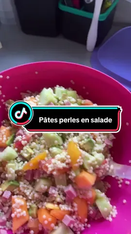 T’as déjà testé une salade avec des pâtes perles ? 😍 Franchement, c’est trop bon ! Je te montre tout ce que j’y ai mis : concombre, tomates jaunes, melon, avocat, jambon… une vraie petite pépite estivale ☀️ Et selon toi… la grosse quantité que j’ai préparée, ça peut faire deux repas à trois ou je rêve un peu ? 😅 🎁 Et en bonus à la fin : j’ai préparé un clafoutis aux prunes jaunes… tu veux la recette ? 
