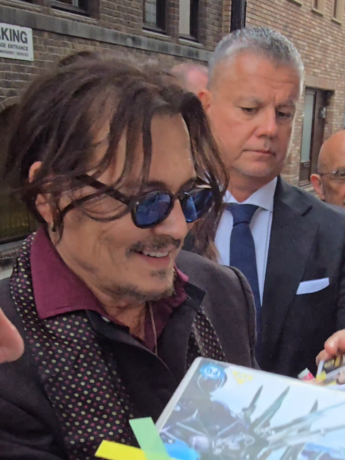 Johnny Depp is enjoying his time with his fans in London. It's good to see him smiling again. 😃 #jhonnydepp  #celebritytiktok  #redcarpet  #autograph  #signing  #beautifulpeople  #jhonnydeppfan  #fyp  #fashiontiktok 
