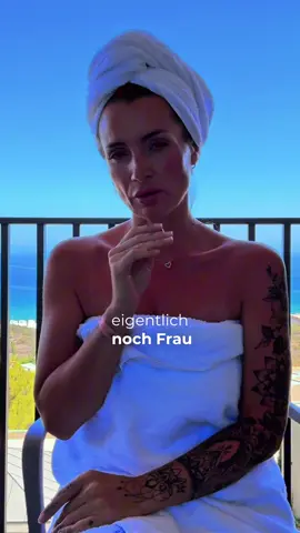 Wann reicht es endlich wieder, einfach Frau zu sein? ❤️  Zwischen Stärke und Sanftheit, zwischen Erwartungen und Überforderung, verlieren wir manchmal genau das, was uns ausmacht…  Unsere Weiblichkeit!  Dieser Text ist für jede Frau, die sich schon mal gefragt hat: Bin ich noch ich, oder nur noch eine Funktion? Wann warst du das letzte Mal einfach nur… du? #mamacontent #mamablogger #mamacommunity #mamagefühl #mamagedanken