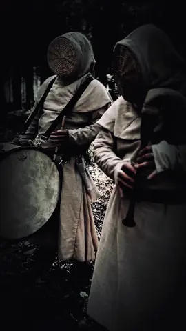 They don’t remember where they came from. Only the trees do. Somewhere in the woods, the Hive speaks. And the old sound returns. 🎥 Tabernis – Ritual performance in the forest #ritual #medieval #darkhive #dark #bagpipes #davul #medievalmusic #darkaesthetic 
