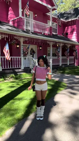 hi i'm bianca and i love kitschy hotels (bonus points if pink)