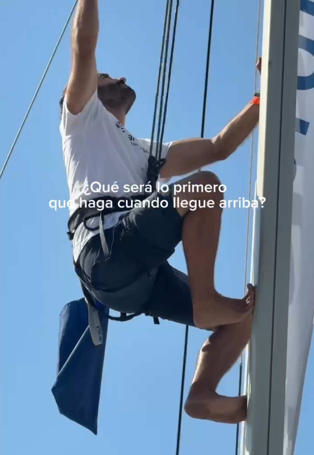 Subir el mástil requiere técnica, equilibrio, fuerza… y protector solar. Porque ahí arriba, el sol no da tregua. #Heliocare #SolConCiencia #CopaDelReyVela2025 #protecciónsolar #Kim 