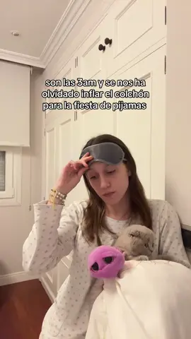 el gato tiene sueño. 