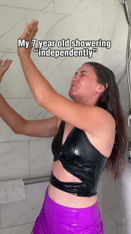 “Don’t help me!” 🥰 “WHY ARENT YOU HELPING ME?”👹 #MomsofTikTok #momcomedy #parenthumor #relatableparenting 