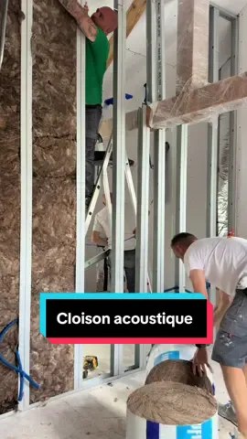 Cloison acoustique avec double montant de 70mm et double peau en finition avec LAPLAK de chez Knauf #knauf #laplak #cloisonacoustique #muracoustique#flotuto#renovation#DIY#plaquiste#enduire #artisan #batiment #cloison #cloisonchambre 