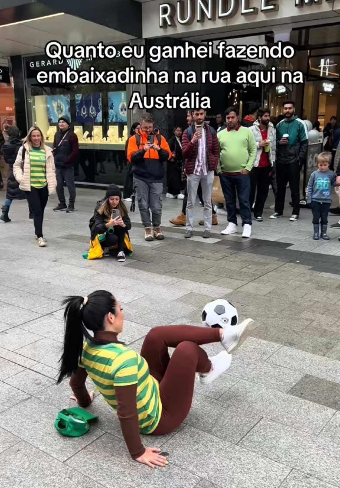 Tá melhor do que fazer live no tiktok 🤣🤣🤣  #anosatrás #embaixadinha #futebol #raquelfreestyle #australia 