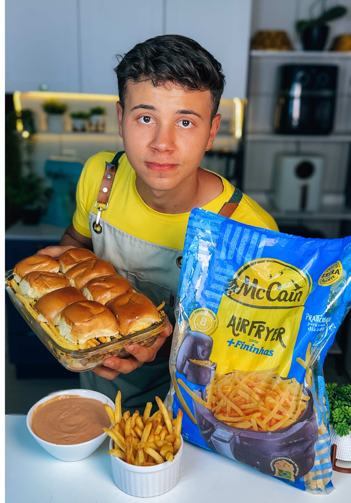 Lanche de travessa, Patte Melt  Ingredientes  pão brioche tipo de hambúrguer (usei os mini) 500g de carne moída (usei patinho) 1 colher de sopa de manteiga  Sal e pimenta do reino  2 cebolas picada em meia lua  1 colher de sopa de manteiga  1 pitada de sal  fatias de queijo cheddar Batata McCain Air fryer +fininhas   1 colher de manteiga derretida para pincelar por cima do pão  Travessa de 17x27 E lembre que McCain tem a batata perfeita pra sua Airfryer: crocante, sequinha e pronta rapidinho!  Receita do molho:  1/2 xícara (chá) de maionese 3 colheres (sopa) de ketchup 1 colher (chá) de mostarda amarela  1 colher (sopa) de suco de limão  1 pitada de sal 1 pitada de pimenta-do-reino opcional  Modo de preparo: no vídeo  @McCain Brasil 🍟  #publicidade