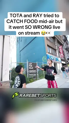 TOTA and RAY tried to CATCH FOOD mid-air but it went SO WRONG live on stream 😭👀 #fyp #tota #totaclips #rayasianboy #rayclips 