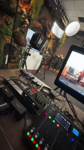 🎬✨ ¡Arma el set de tus sueños en VIDEOSTAFF! Todo lo que necesitas para tu set de TV o Podcast en vivo está aquí: 📸 Cámaras y Videocámaras 💡 Iluminación Profesional 🎚️ Mixers y Switchers 🎤 Micrófonos 📺 Monitores de video 📍 Tripiés y mucho más… ¡Da vida a tus ideas con el mejor equipo profesional!  👉🏽 https://videostaff.com.mx Contamos con 2 sucursales en Ciudad de México.   ¡Te esperamos! Video: smlnv_production  #Podcasting #ProducciónAudiovisual #estudiodegrabacion #livestreaming  