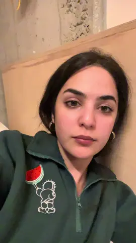 سواء كنتُ شيعياً أو سنياً، فإننا في النهاية نسجد لله وحده، لا إله إلا هو، سبحانه لا شريك له، ونرجو منه وحده ما نرجوه. وسواء اختلفنا مع سياسات إيران أو اتفقنا، فهي دولة إسلامية ولا يغير من حقيقة كونها ذات غالبية مسلمة، فيها سُنّة وشيعة، وتُقام فيها الصلاة في مساجد يصلي فيها السني بجانب الشيعي. نعم النظام الإيراني، كغيره من الأنظمة العربية، ارتكب أخطاءً في حق شعبه وفي حق سوريا، كما أخطأت أنظمة عربية أخرى في حق فلسطين، سواء عبر التطبيع مع إسرائيل أو الخذلان  السياسي. #palestine #اكسبلور #سوريا🇸🇾 #gaza #ايران 