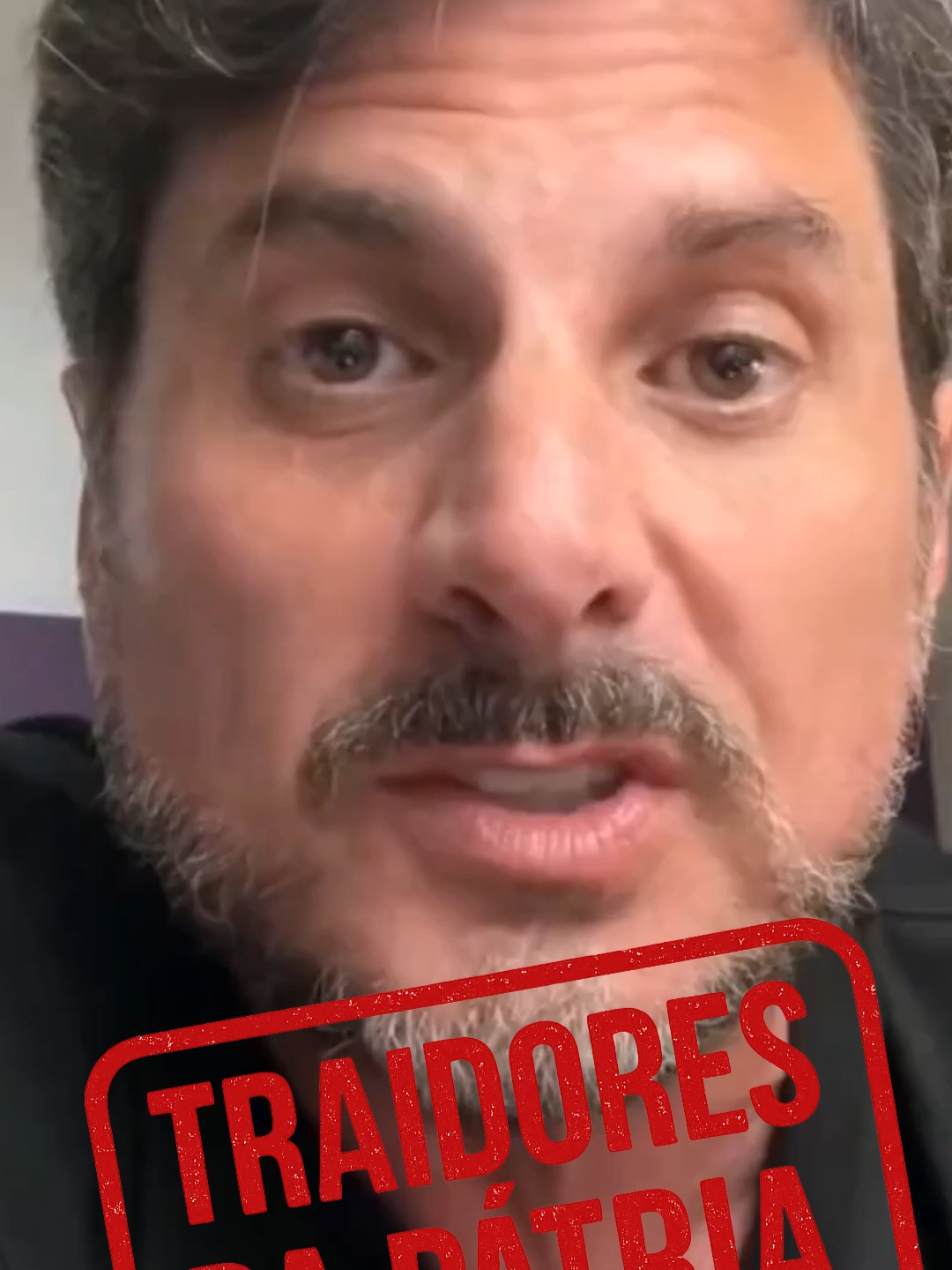 Senador Marcos do Val gravou outro vídeo ameaçando IR ATÉ O GABINETE DO ALEXANDRE DE MORAES e o desafiou a recebê-lo sem os seguranças. Ele ainda acusou o Xandão de fraudar as eleições e afirmou que prenderá os policiais federais que forem atrás dele quando chegar no aeroporto. Vamos fazer este vídeo chegar ao STF e à Polícia Federal! #bolsonaro #eduardobolsonaro #lula #patriota #donaldtrump